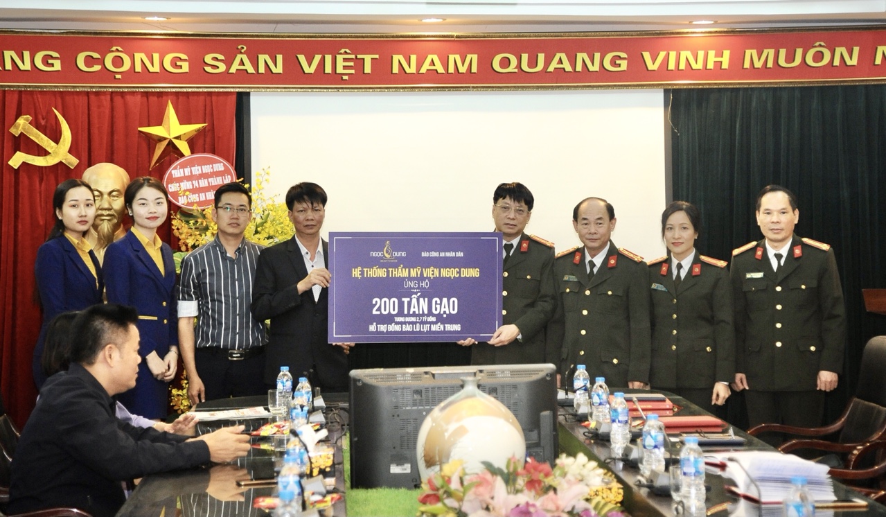 Trao tặng 200 tấn gạo ủng hộ đồng bào miền Trung vượt khó