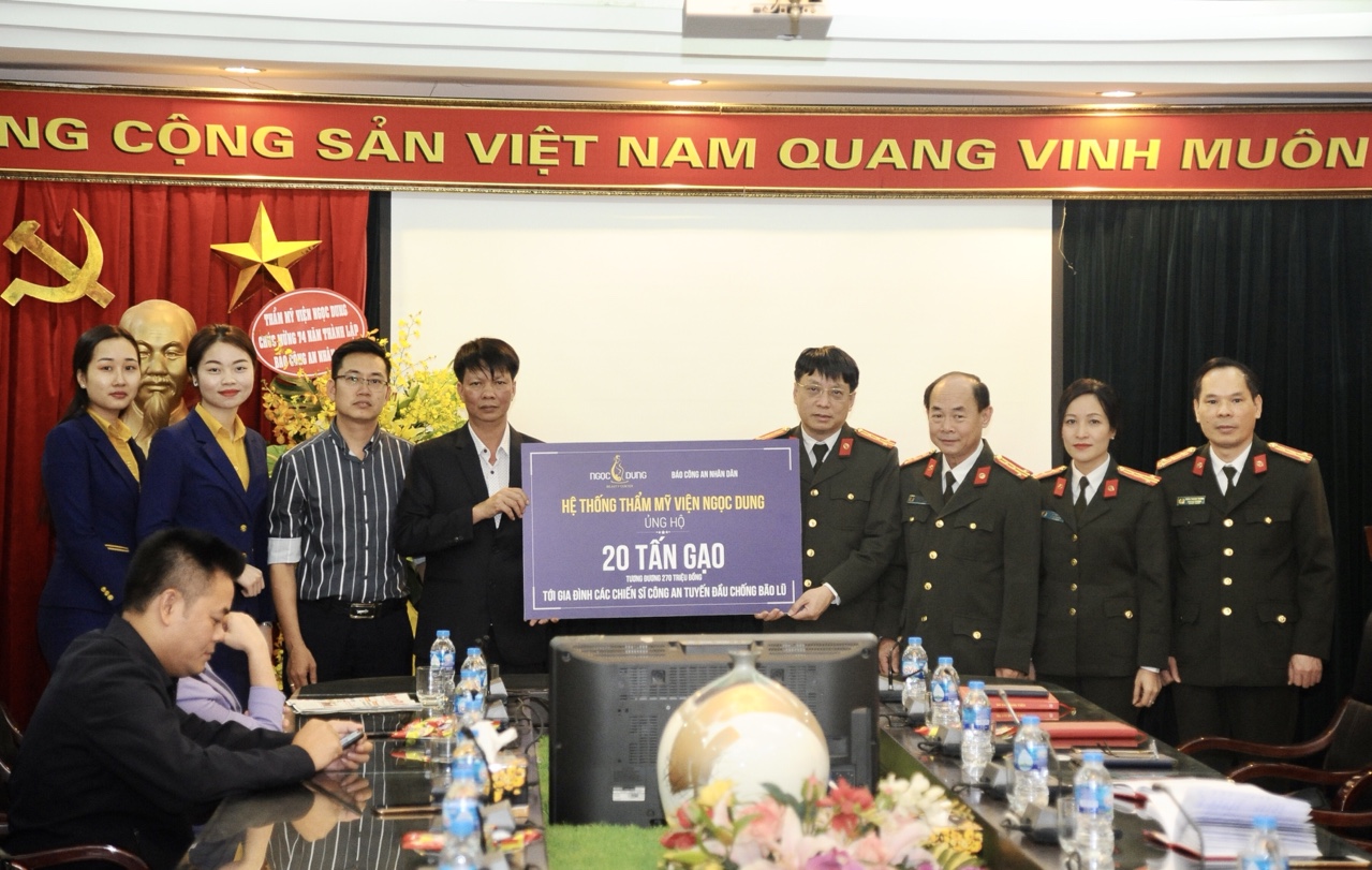 Đại tá Phạm Khải cùng Ban Biên tập Báo CAND tiếp nhận biểu trưng 20 tấn gạo từ Công ty TNHH TMV Ngọc Dung.