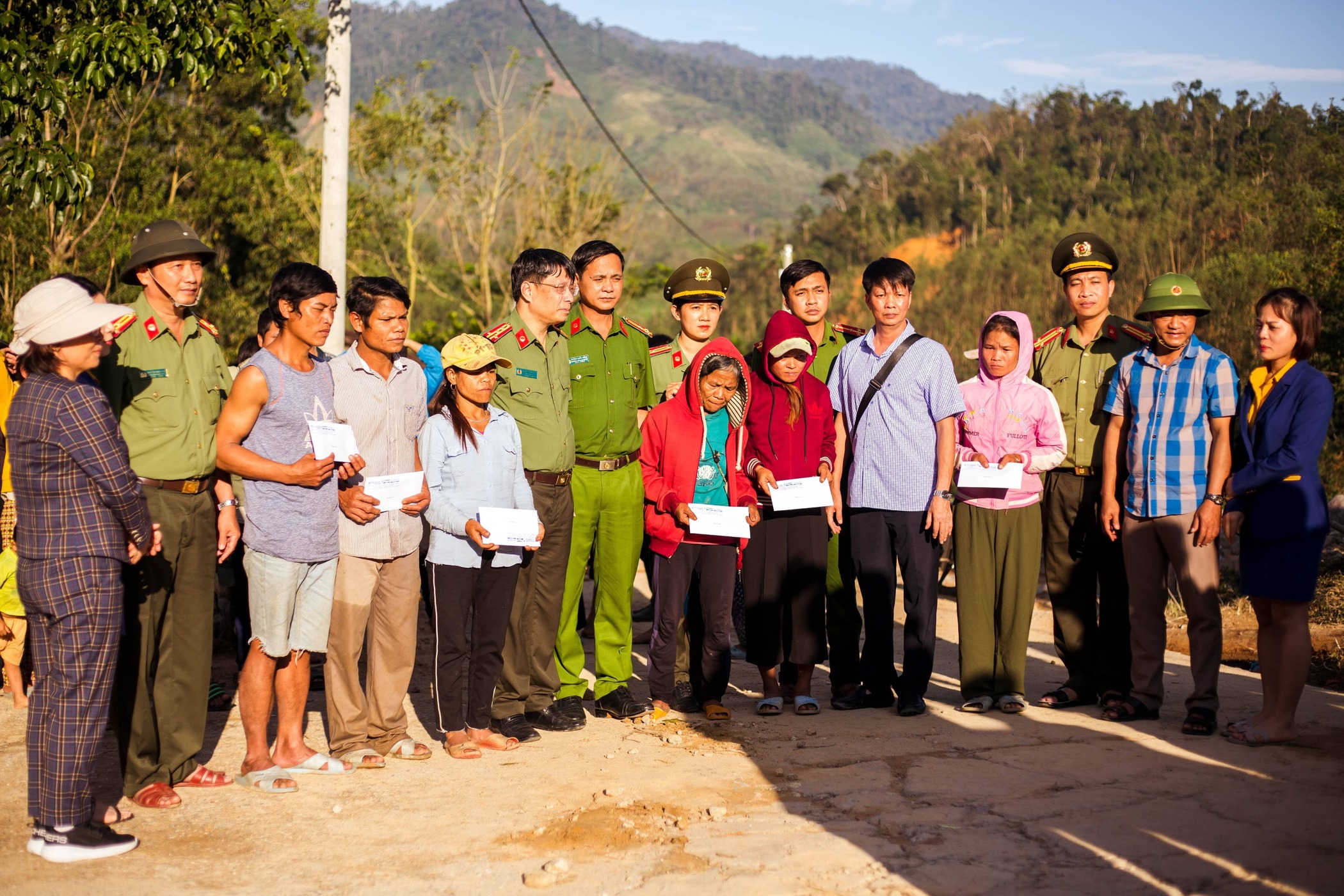 HÀNH TRÌNH TIẾN VÊ TÂM BÃO – CHUNG TAY CÙNG ĐỒNG BÀO MIỀN TRUNG