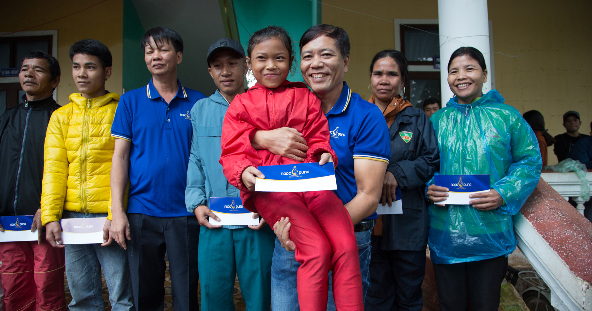 Người dân xứ Quảng rưng rưng nhận hỗ trợ