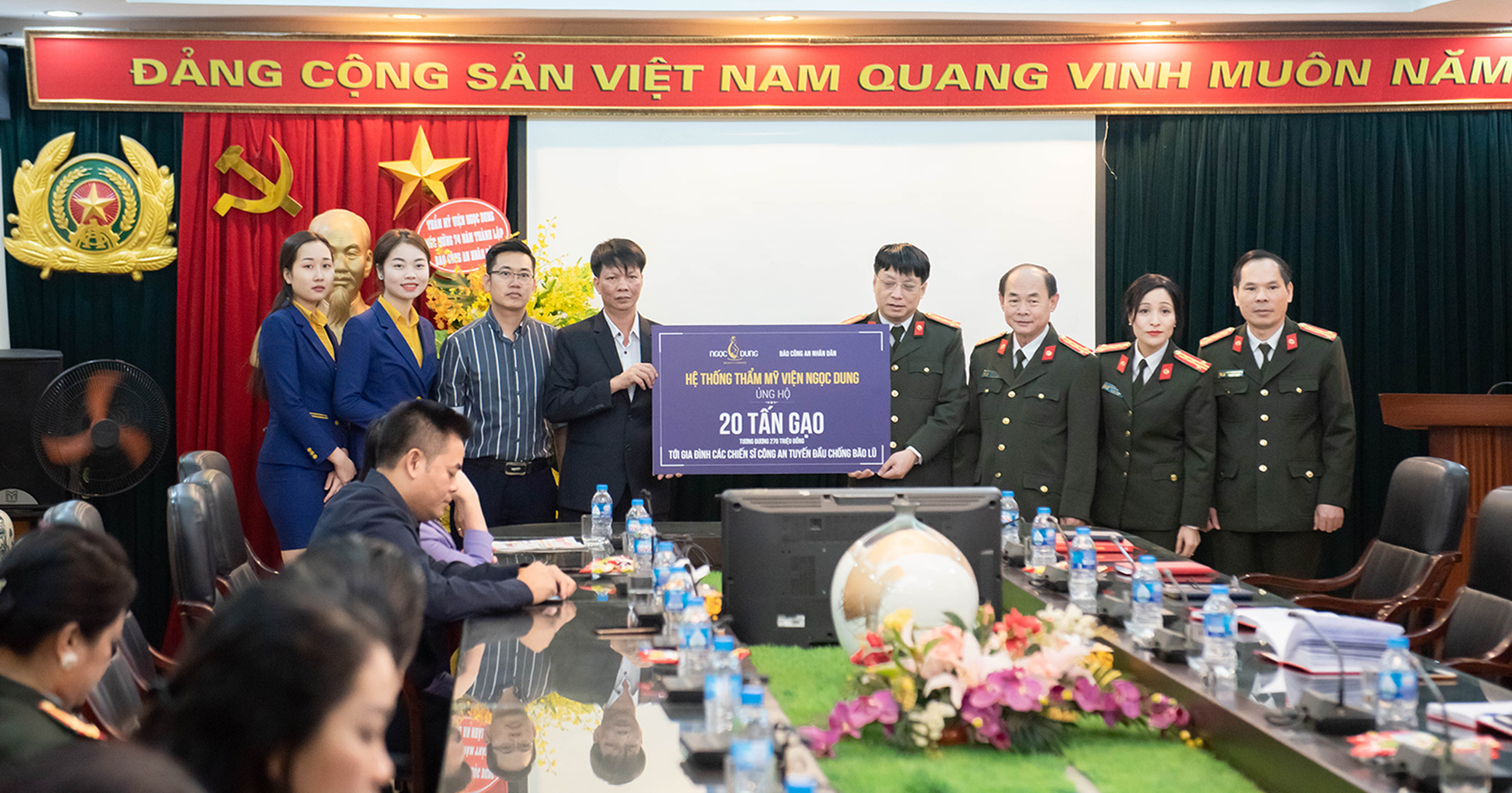 Hệ thống Thẩm mỹ viện Ngọc Dung trao tặng 200 tấn gạo ủng hộ đồng bào miền Trung