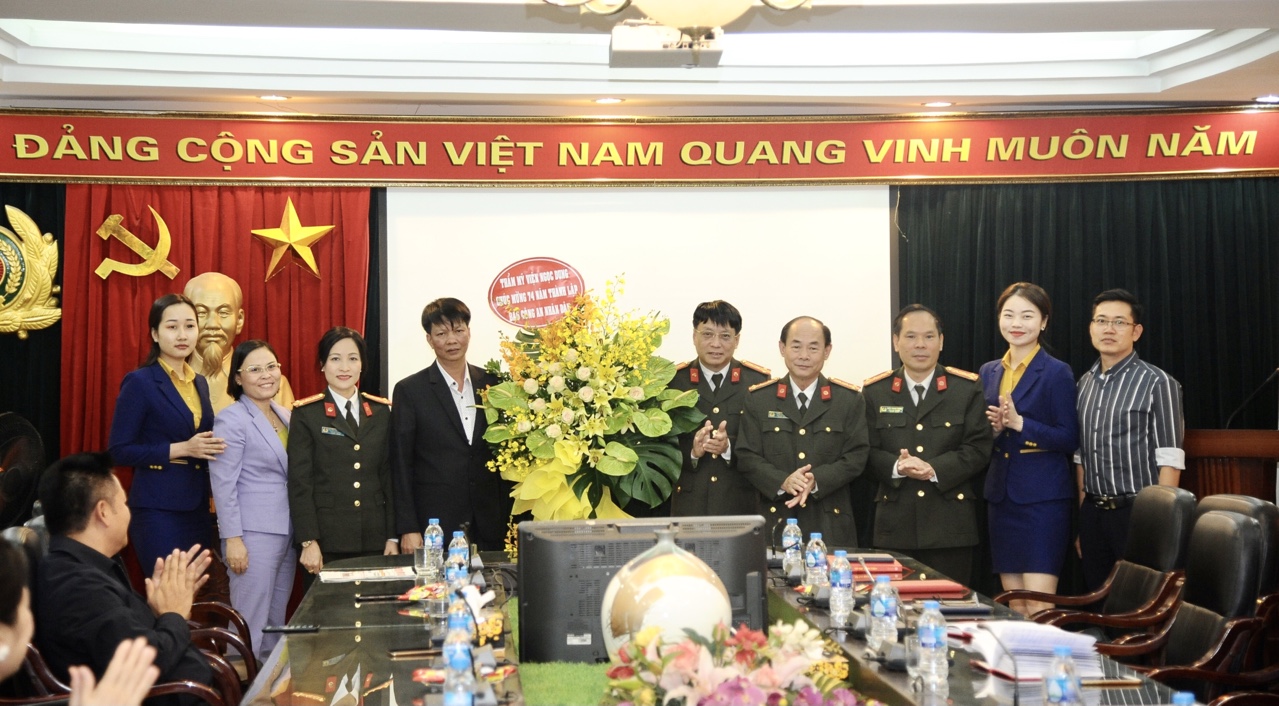 Nhân dịp này, Công ty TMV Ngọc Dung có lẵng hoa chúc mừng Báo CAND kỷ niệm 74 năm Ngày phát hành số báo đầu tiên.