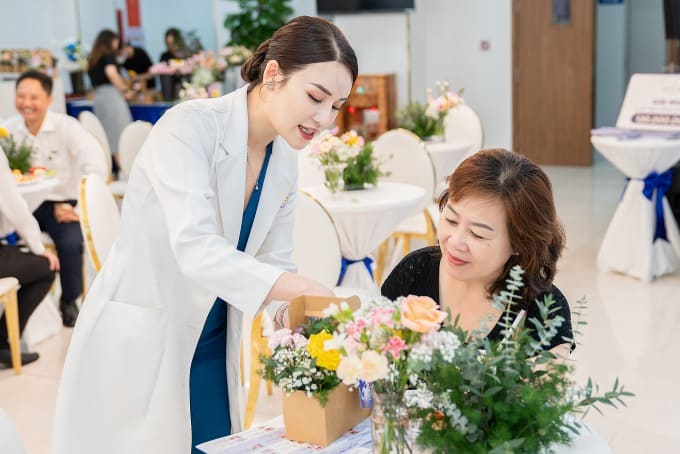 Khách mời tham dự workshop trang trí hoa và nến thơm tại buổi tiệc