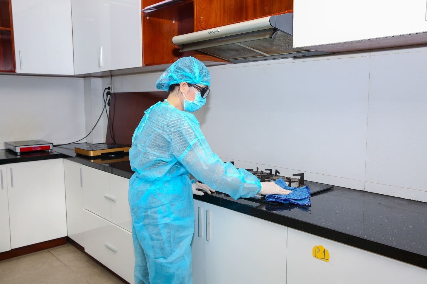 Tiến hành vệ sinh tại khu vực được bố trí chủ động cách ly