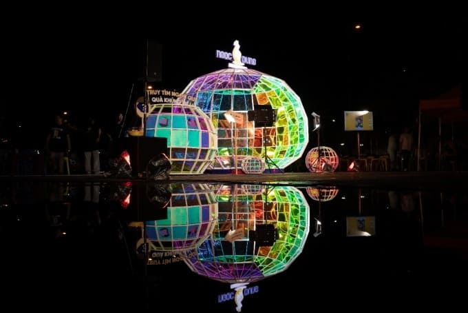 "Viên ngọc khổng lồ" của Hệ thống Thẩm mỹ viện Ngọc Dung cạnh bờ sông Hàn. Ảnh: Ngọc Dung