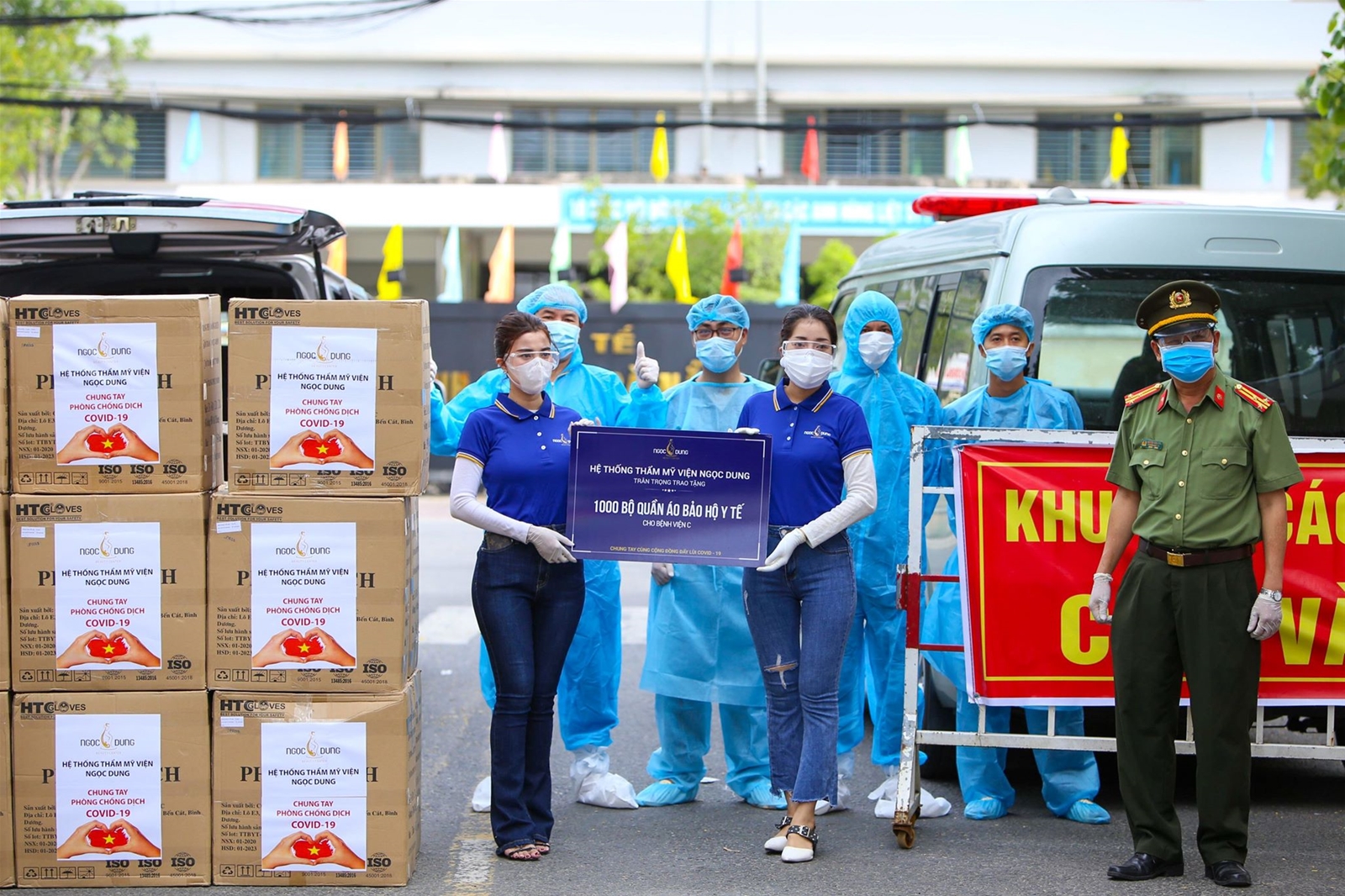 Ngọc Dung trao tặng thiết bị y tế, đồng hành đẩy lùi Covid 19