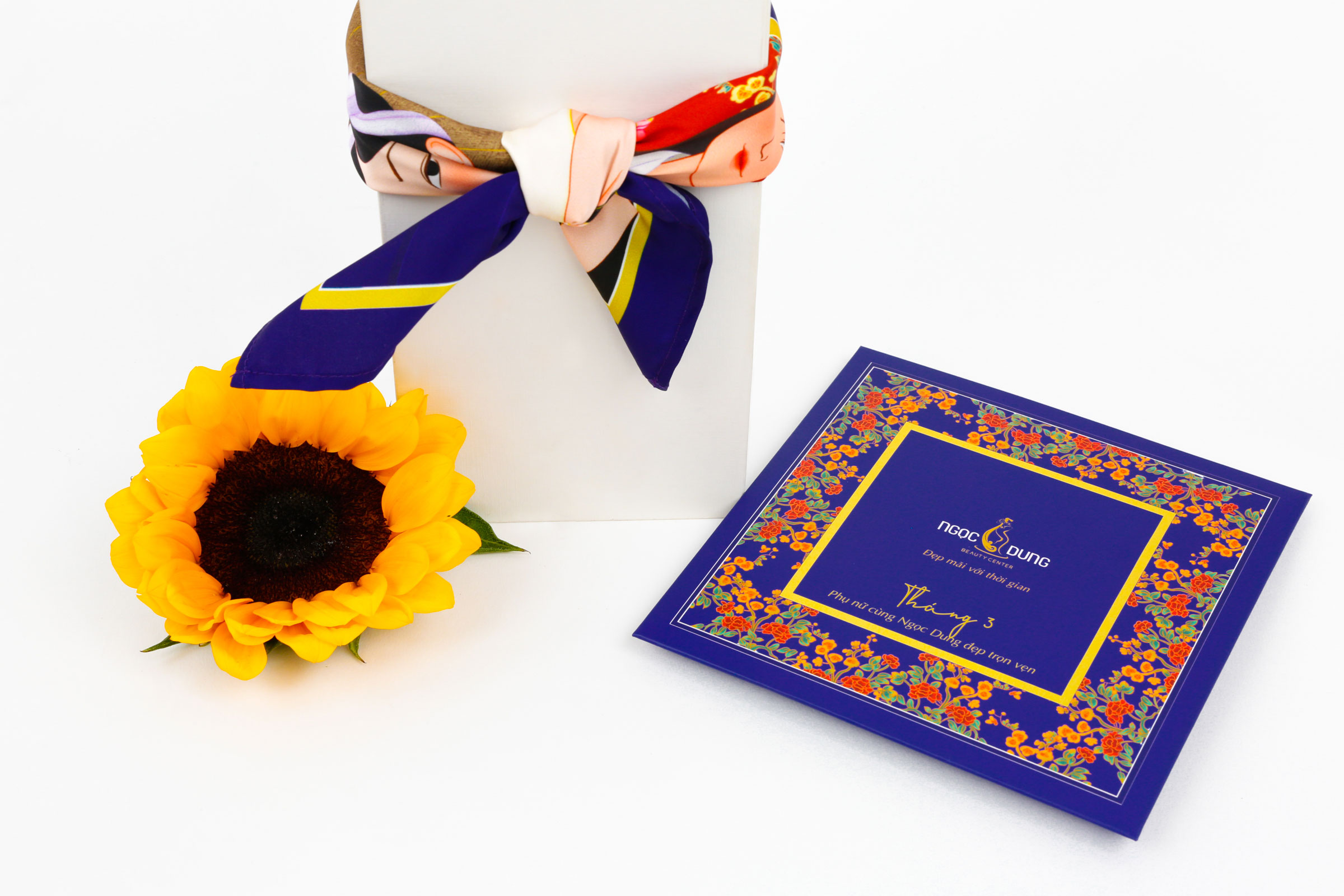 8/3, HƠN 1000 PHỤ NỮ ĐÃ NHẬN ĐƯỢC KHĂN LỤA PHIÊN BẢN ĐẶC BIỆT