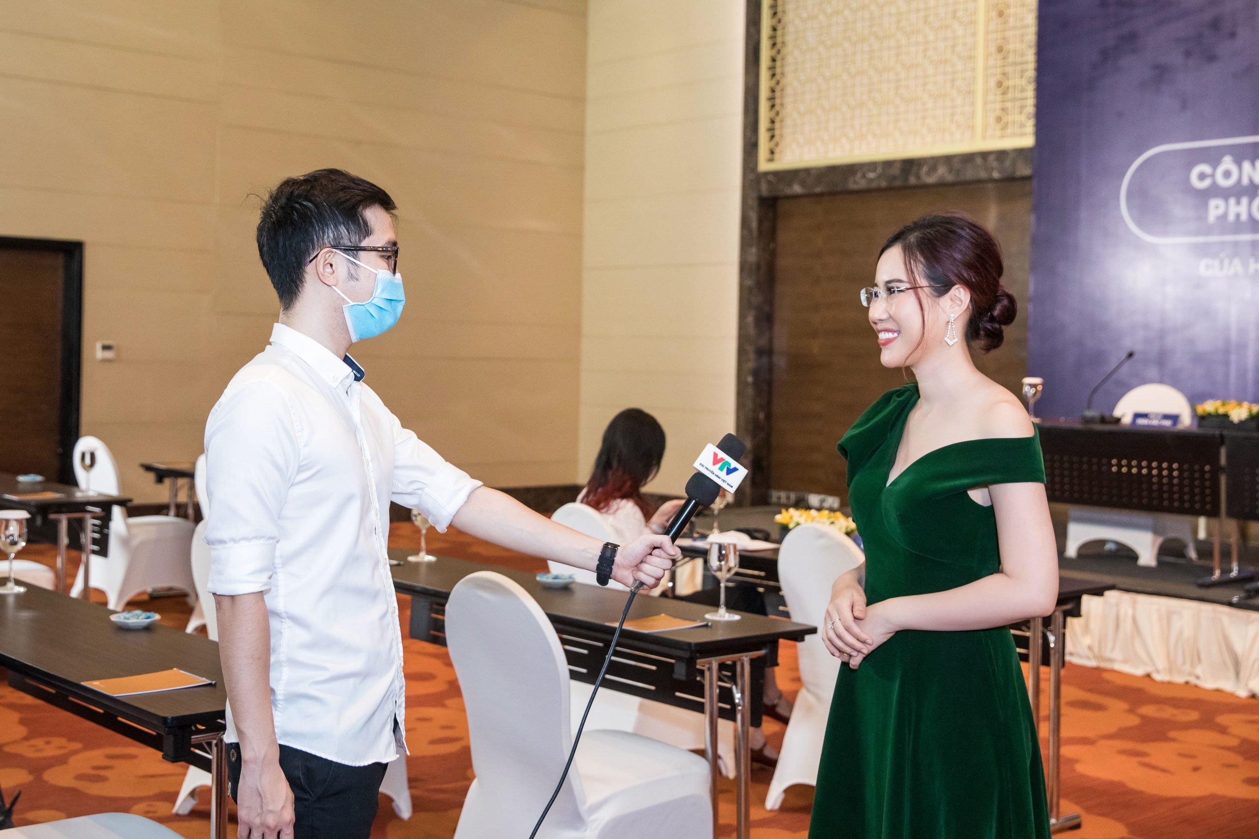 Bà Lê Thái Ngọc đang trả lời phỏng vấn của phóng viên