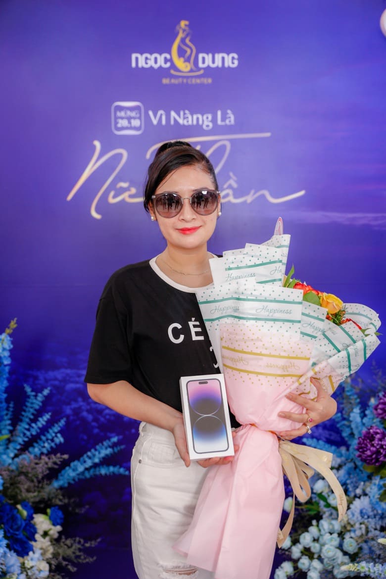 Nữ chủ nhân may mắn của quả Táo Vàng - iPhone 14 - phần thưởng của chương trình Săn Táo Vàng