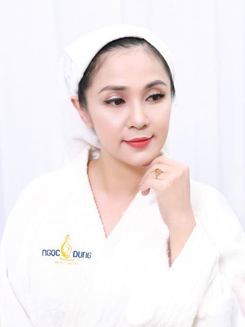 Việt Trinh là một trong những người đầu tiên trải nghiệm công nghệ Diamond FLX Pro 2019. Sau 90 phút thực hiện, làn da nữ diễn viên bóng mịn, các vết chân chim đuôi mắt bị đẩy lùi. Xem chi tiết công nghệ này tại đây