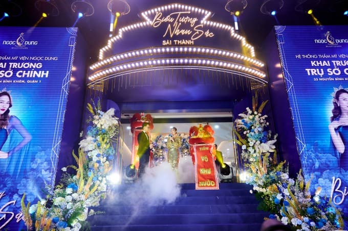 Mỹ Tâm chia sẻ cùng MC trong sự kiện.