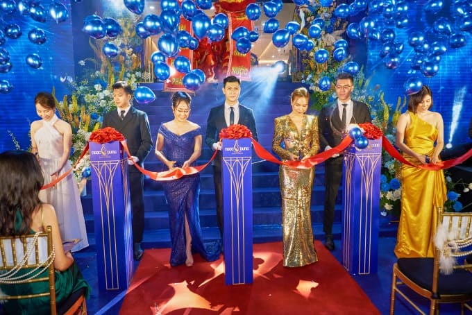 Mỹ Tâm cùng các đại diện thẩm mỹ viện Ngọc Dung cắt băng khai trương vào ngày 11/6.