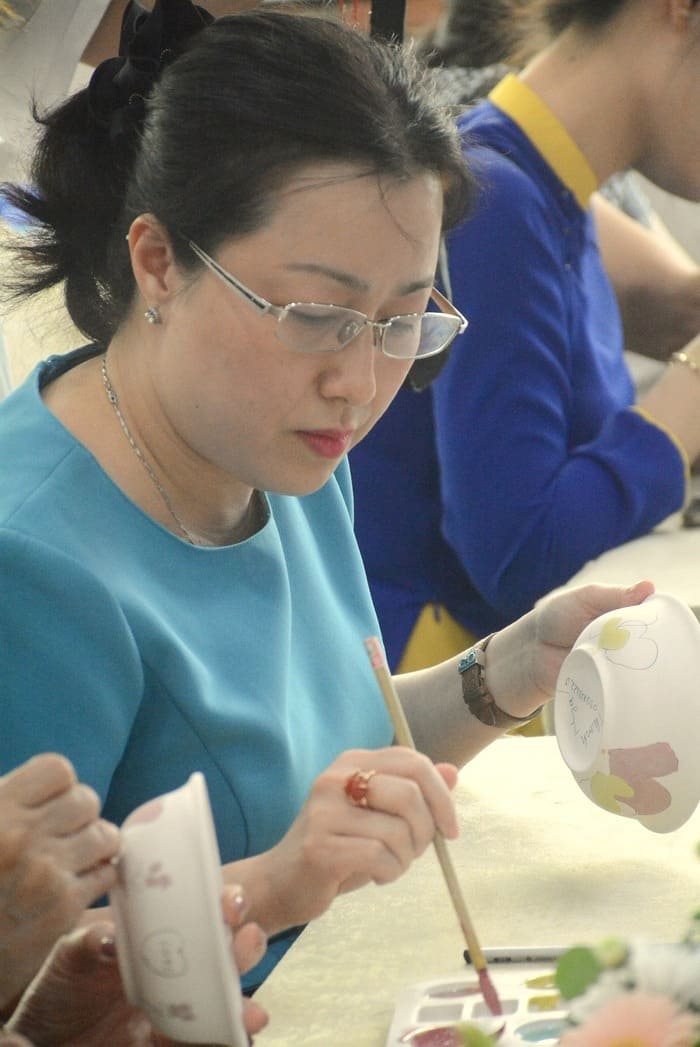 Bà Trương Thanh Nga - Chủ tịch Hội LHPN tỉnh Bình Dương tham gia Ngày hội vẽ gốm gây quỹ hỗ trợ cho hội viên, phụ nữ khó khăn.