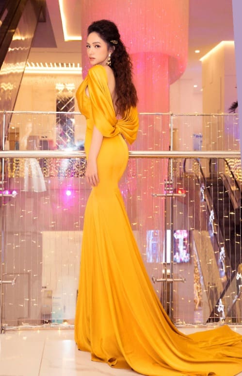 Hương Giang chiếm được thiện cảm của mọi người xung quanh nhờ sự gần gũi, thân thiện. Cô luôn sẵn lòng giao lưu, chụp hình với các khách mời.