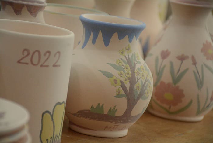 Hình vẽ, trang trí đáng yêu được vẽ lên sản phẩm gốm các loại.