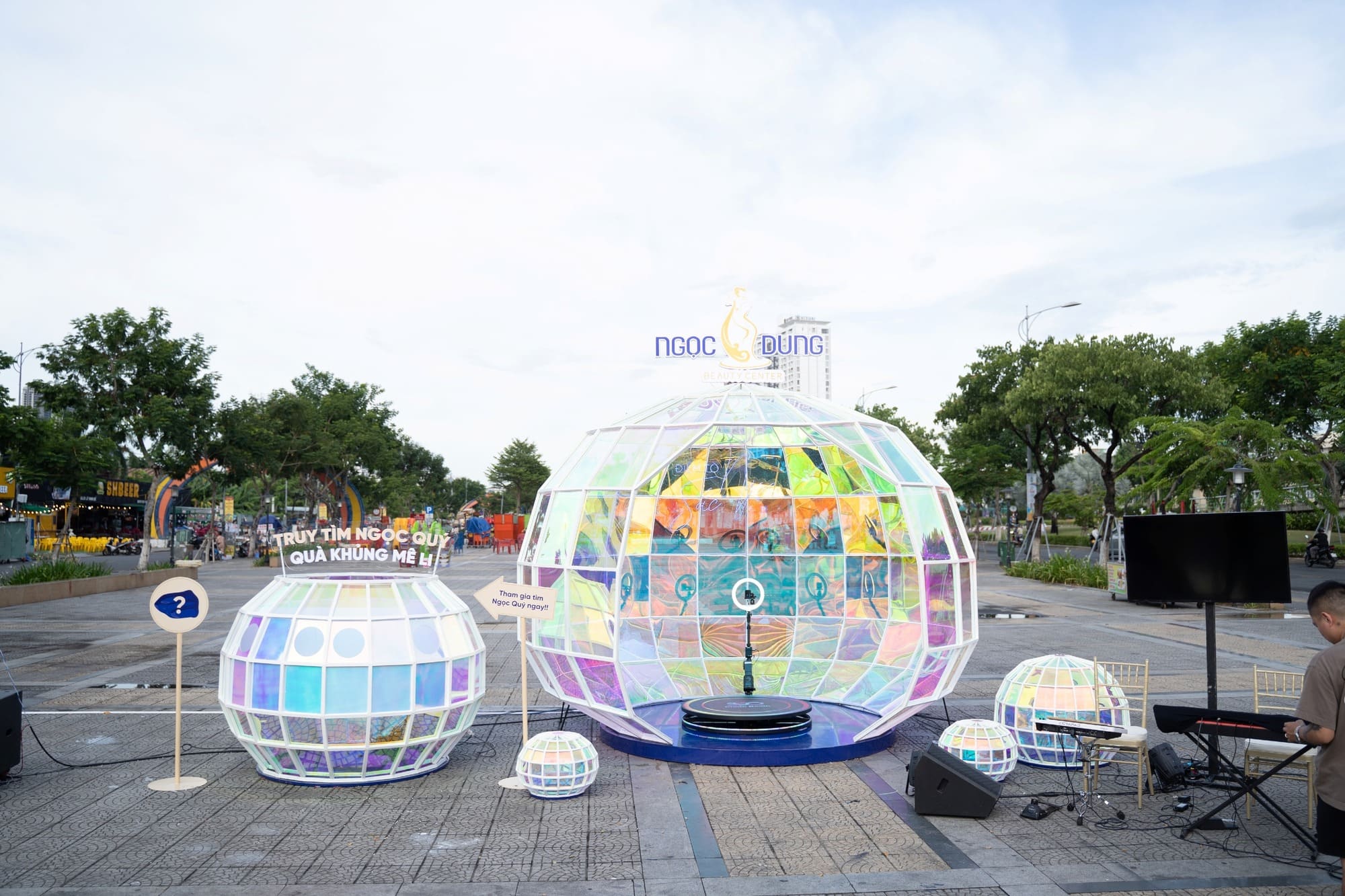 Viên ngọc mở đầu cho sự kiện khai trương diện mạo mới cho chi nhánh Đà Nẵng của Hệ thống Thẩm mỹ viện Ngọc Dung