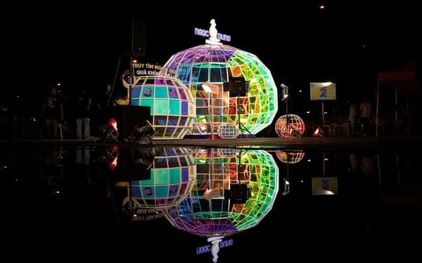 Viên ngọc khổng lồ xuất hiện tại Đà Nẵng khiến người dân thích thú