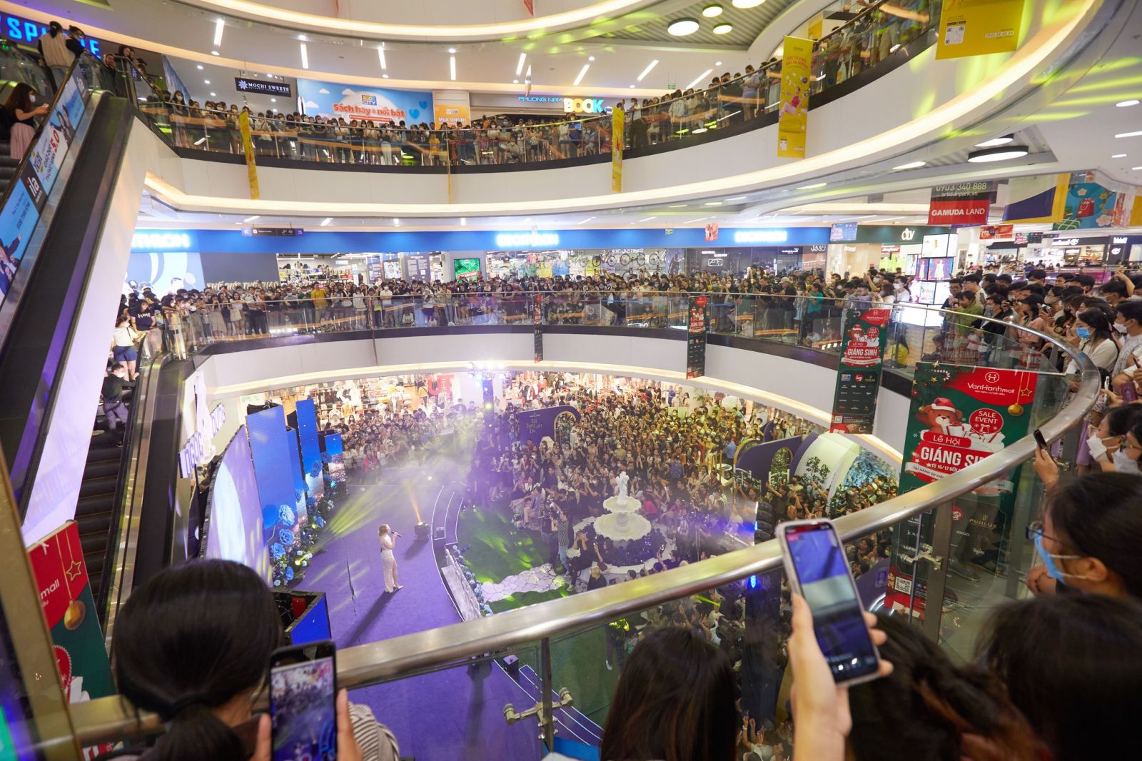 Khán giả hưởng ứng Live Concert của Hệ thống TMV Ngọc Dung