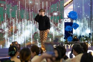 Quang Hùng MasterD biểu diễn “bản hit quốc tế” - ca khúc Dễ Đến Dễ Đi.