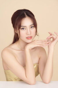 Ngọc dùng serum vitamin C vào buổi sáng, trước kem chống nắng.