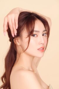 "Ngọc nữ" sử dụng các sản phẩm chứa retinol vào buổi tối, trước khi đi ngủ - khi làn da đang tái tạo, và đừng quên che chắn kỹ càng, chống nắng và dưỡng ẩm sâu cho da để tránh bong tróc.