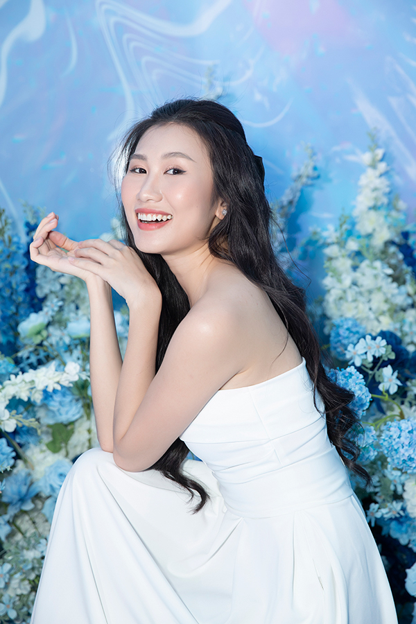 MC Ngọc Nhi tỏa sắc với “Đẹp dịu dàng”.