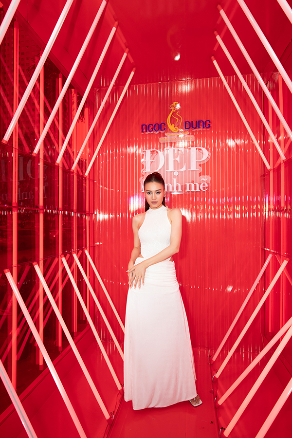 Diễn viên Ninh Dương Lan Ngọc khoe dáng tại Studio “Đẹp mạnh mẽ”.