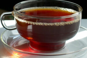 Nước đậu đỏ không những giàu chất xơ, protein và nhiều dưỡng chất tốt cho sức khỏe mà còn giúp chị em phụ nữ có một làn da mịn màng, tươi trẻ.