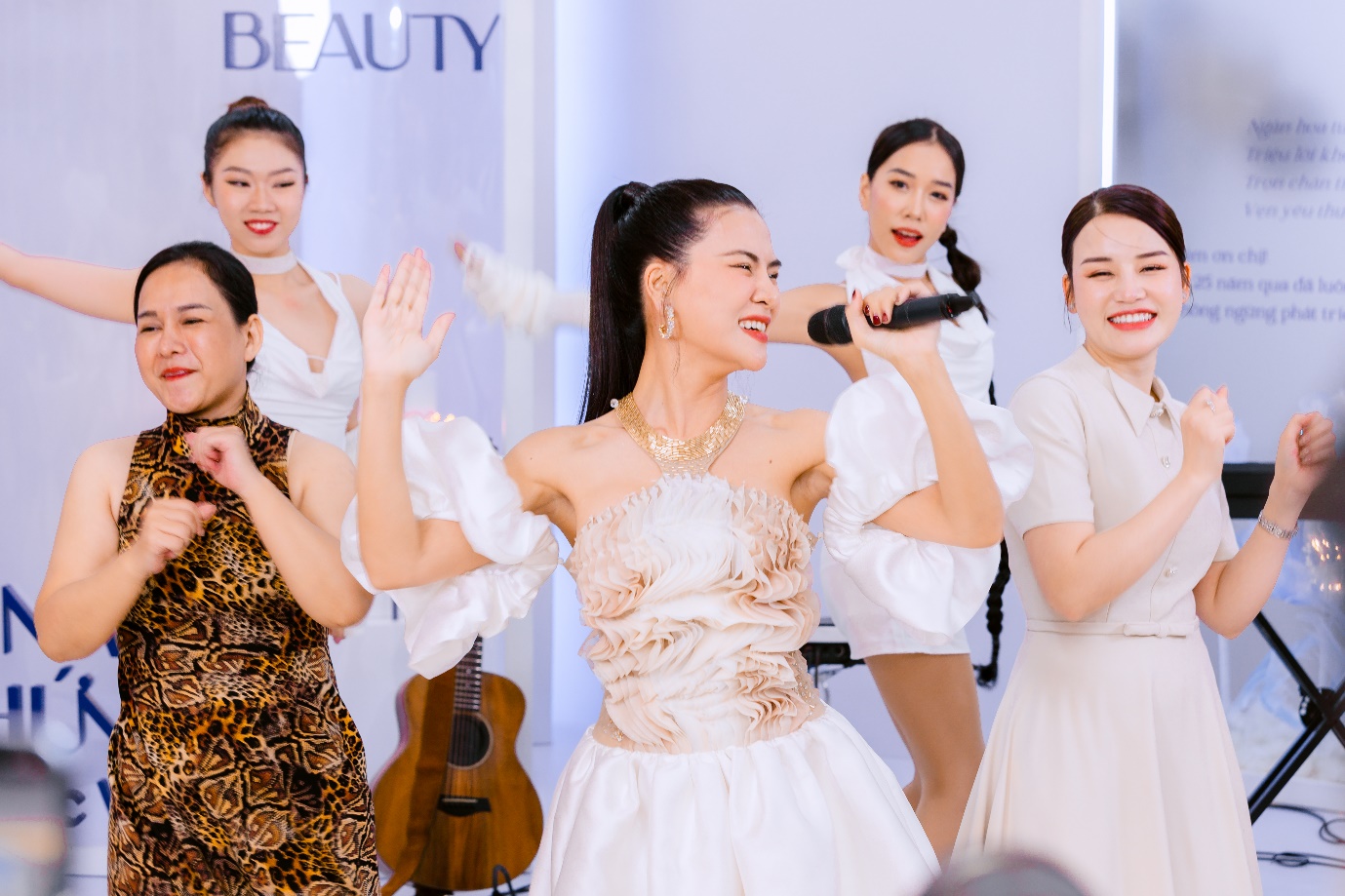 Ca sĩ Hà Nhi thổi bùng không khí sự kiện với những bản hit