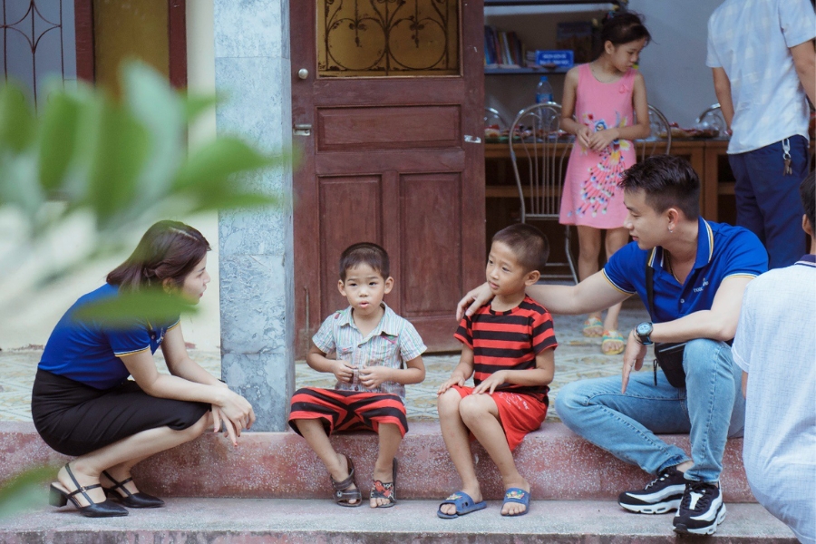Đoàn thiện nguyện Ngọc Dung tâm sự cùng các em nhỏ tại trung tâm trẻ mồ côi Kim Bảng