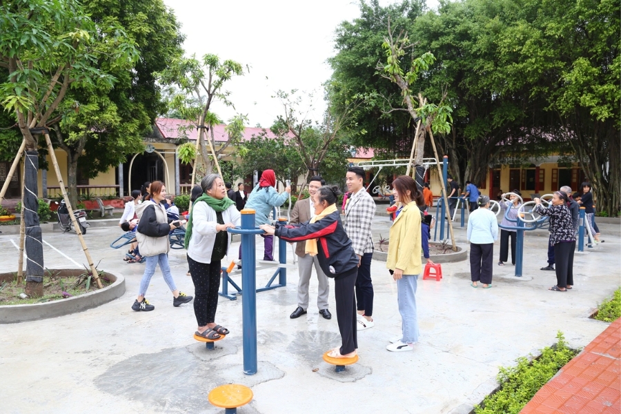 Ngọc Dung ủng hộ lắp đặt hơn 15 thiết bị tập thể dục cho trung tâm xã hội Hà Nam