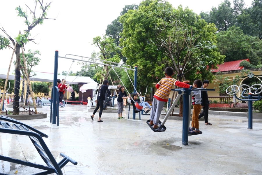 Các em tại trung tâm Kim Bảng nô đùa vui vẻ trong sân chơi mới