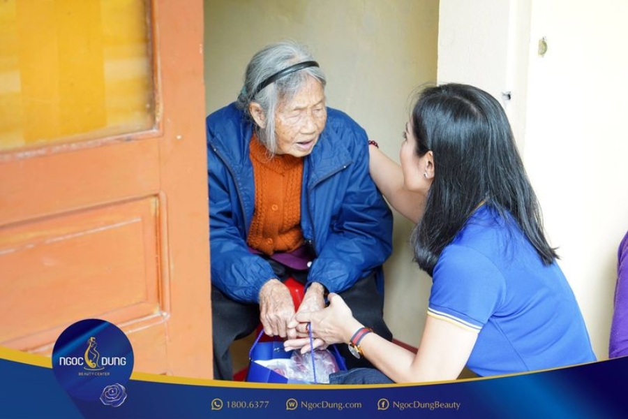 Diễn viên, đạo diễn Ngọc Trình cùng đoàn thiện nguyện Ngọc Dung đến chúc tết các cụ tại trung tâm xã hội Hà Nam