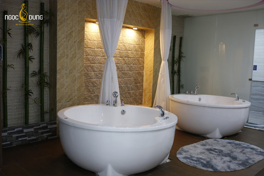 Bồn tắm hoa sen cao cấp trong liệu trình tắm trắng của Ngọc Dung
