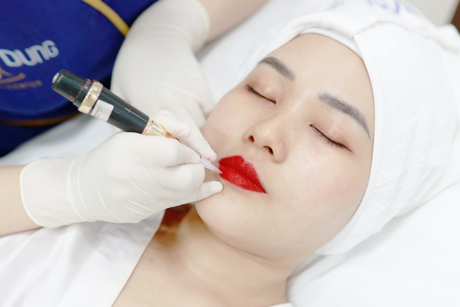 Công nghệ phun môi tại Ngọc Dung sử dụng kim phun nano kích thước siêu nhỏ, giúp tránh tạo ra những vết thương lớn, hạn chế đau cho khách hàng