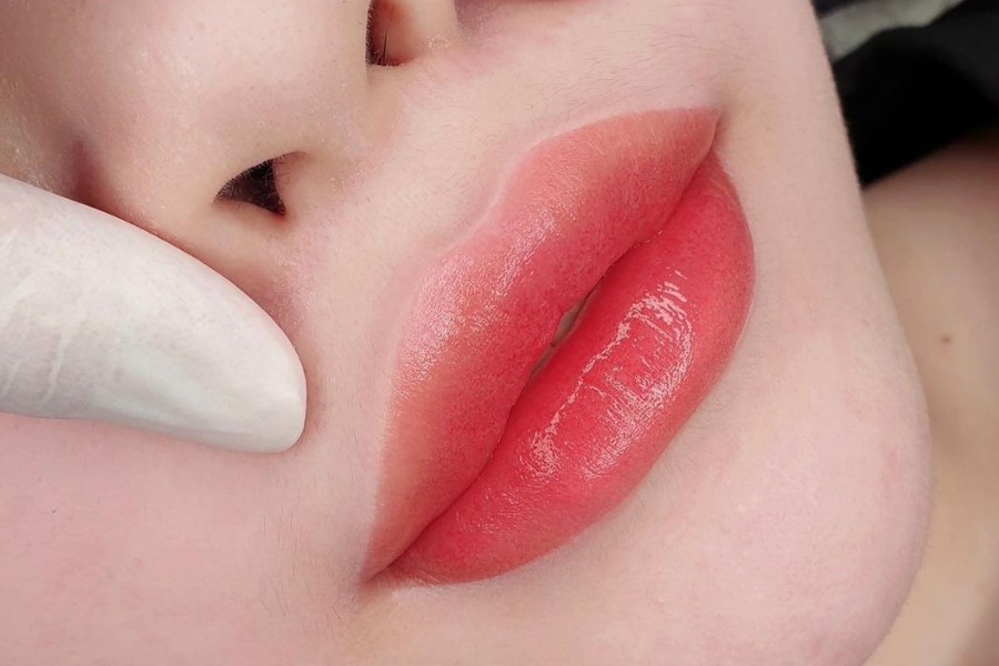 phun xăm môi bị nhạt lòng môi có nên dặm lại không