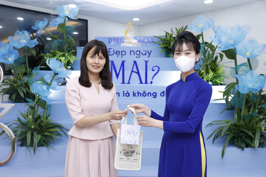 Khách hàng nhận được những phần quà tri ân từ Ngọc Dung