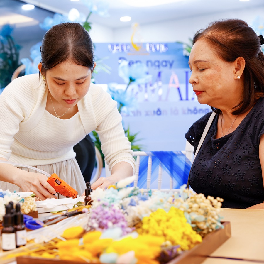 Khách hàng tham gia làm xà phòng handmade