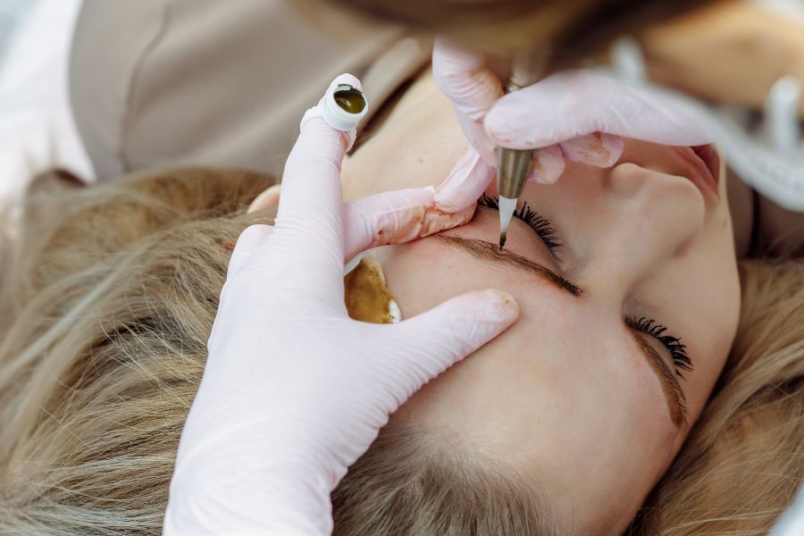 Nên chọn các công nghệ phun xăm hiện đại để tránh tình trạng nét chân mày “giả trân”, kém mềm mại