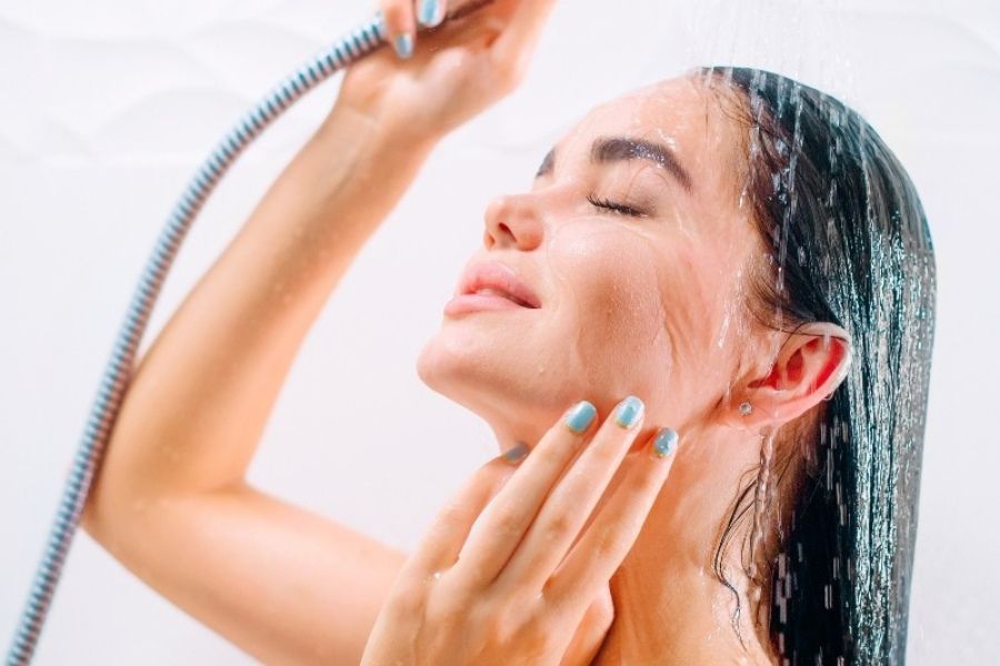 Chỉ nên tắm nước ấm hoặc nước mát sau triệt lông