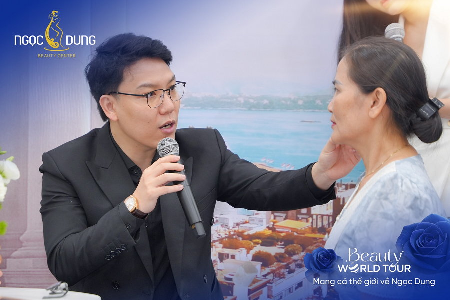 Khách hàng được chuyên gia đánh giá trình trạng da ngay tại sự kiện